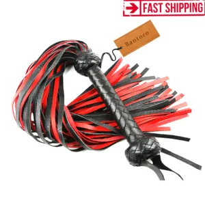 Fouet à lanières en cuir noir et rouge avec 50 lanières en cuir souple et une poignée tressée.