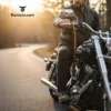 Fouet « Get Back » en cuir marron et noir fixé à une moto Harley-Davidson noire